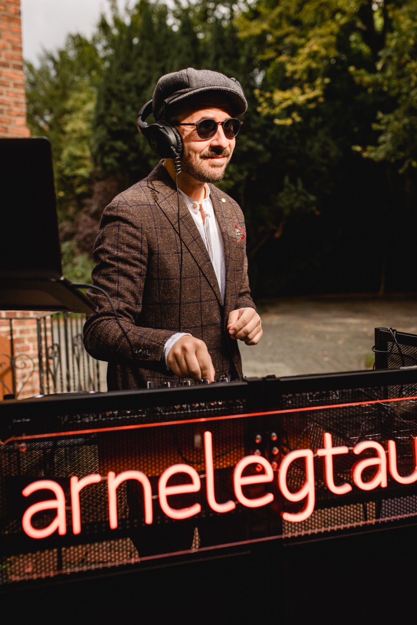 Hochzeits-DJ Arne Klüh am Pult in Düsseldorf