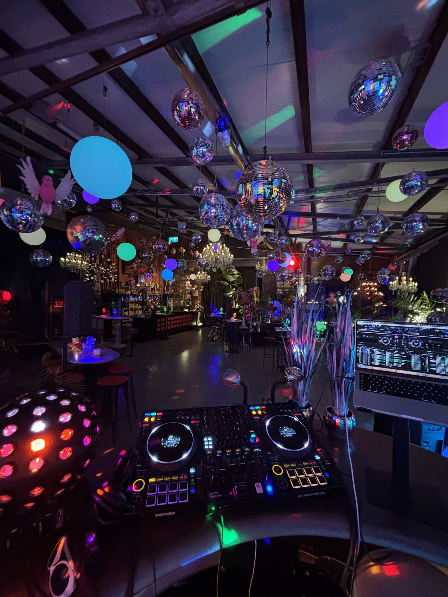 DJ Arne Klüh am Pult — Mottoparty, Disco und Events in Düsseldorf