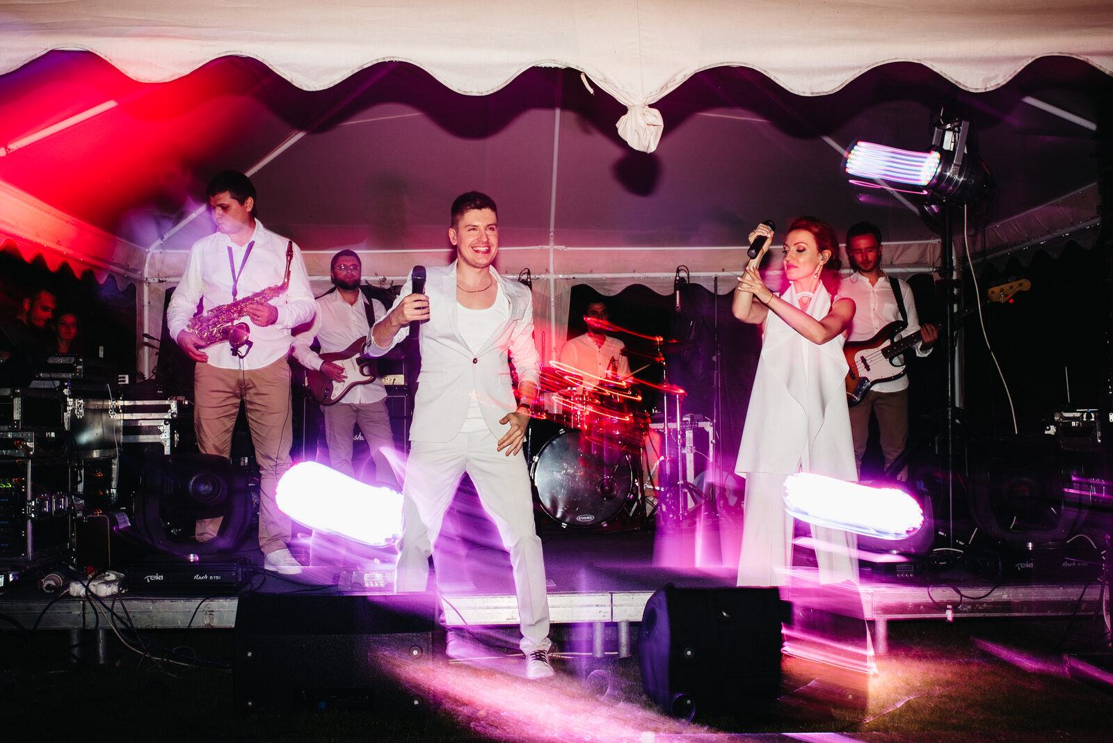 DJ oder Band auf der Hochzeit? Eine ehrliche Entscheidungshilfe