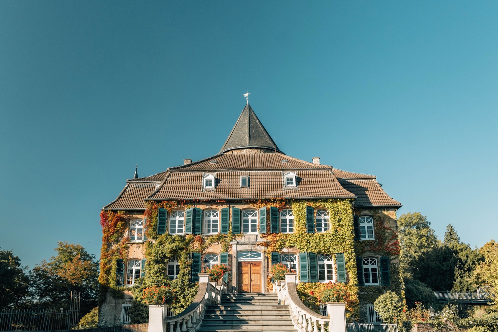 Heiraten auf Schloss Linnep in Ratingen: Schloss, Kirche und Remise