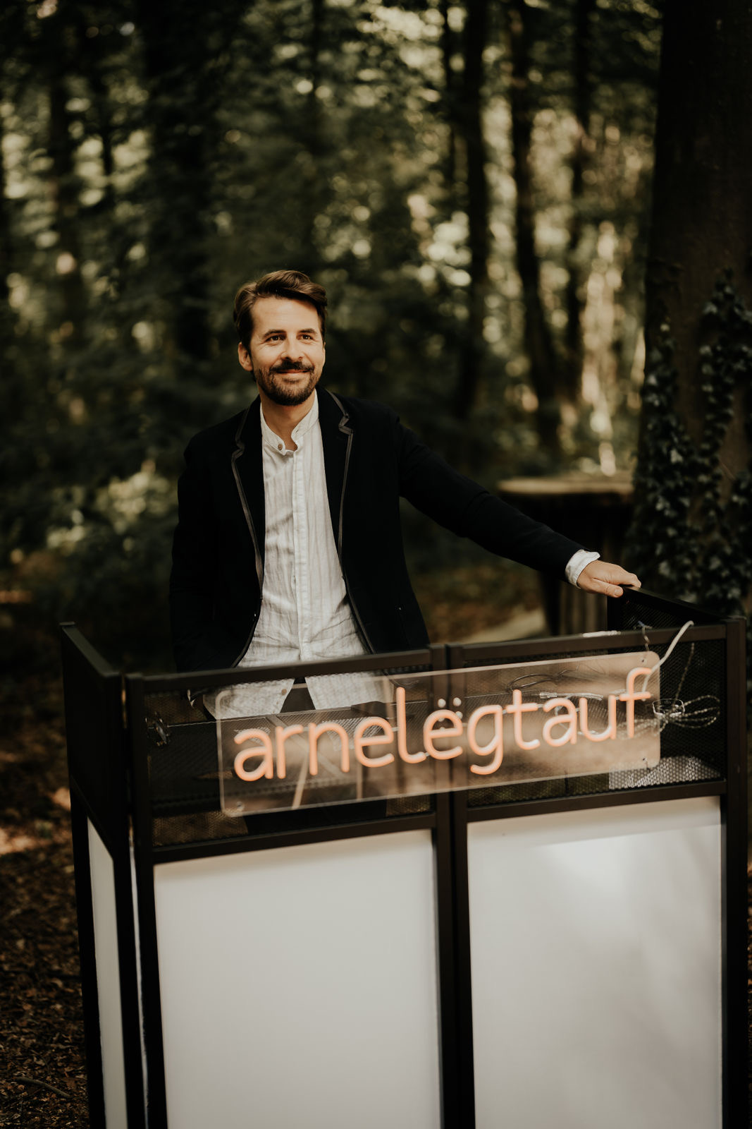 Arne Klüh als DJ im Wald — Trauung und DJ aus einer Hand
