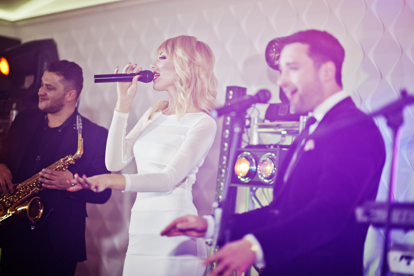 Live-Band bei der Hochzeit auf der Bühne im Scheinwerferlicht