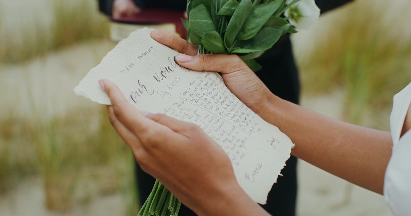 Handgeschriebenes Eheversprechen auf einem Blatt Papier