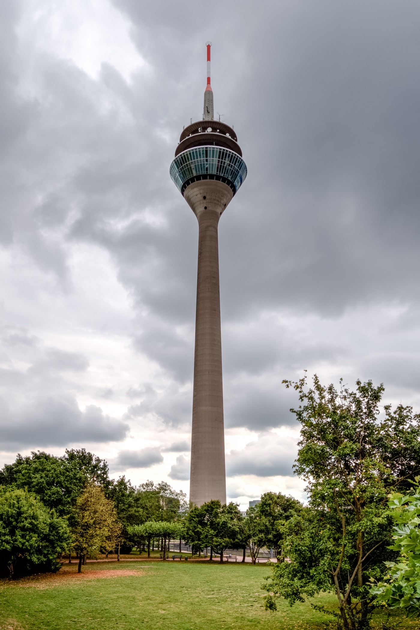 Der Rheinturm in Düsseldorf, das höchste Bauwerk der Stadt