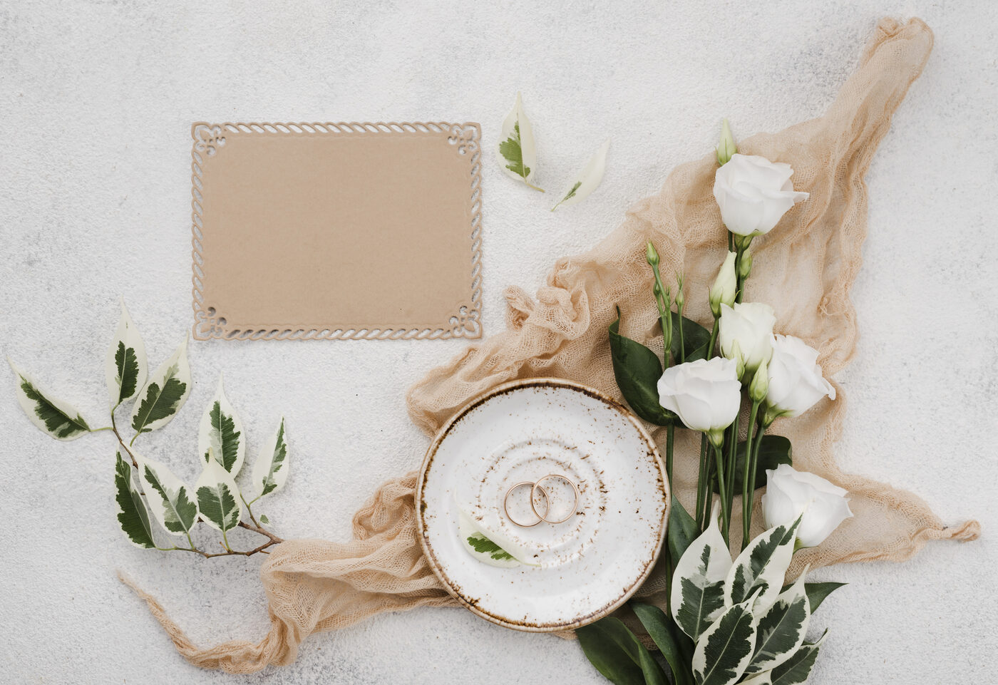 Flatlay mit Eheringen, Blumen und Papeterie als Dienstleister-Uebersicht