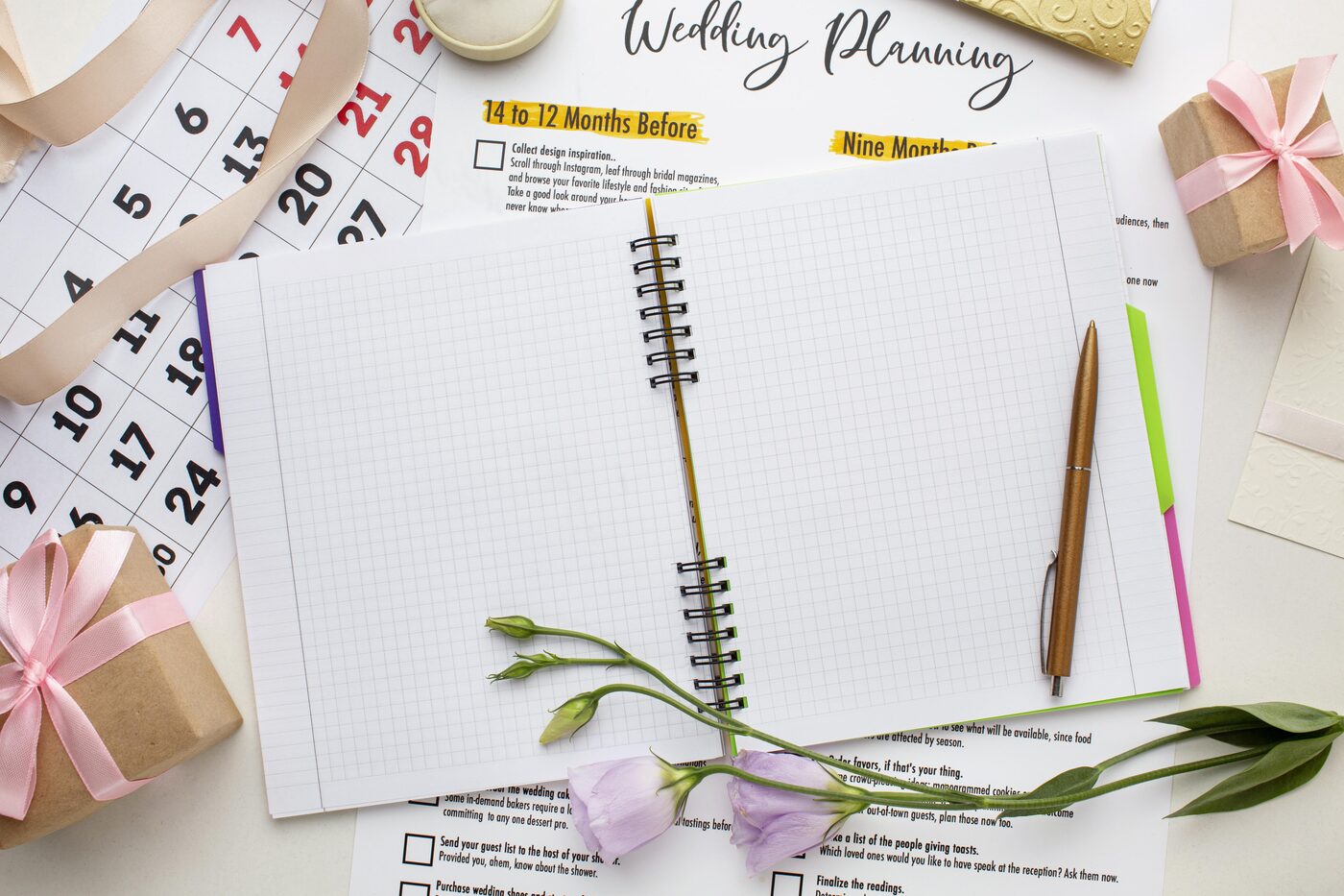 Hochzeits-Checkliste mit Notizbuch, Kalender und Stift