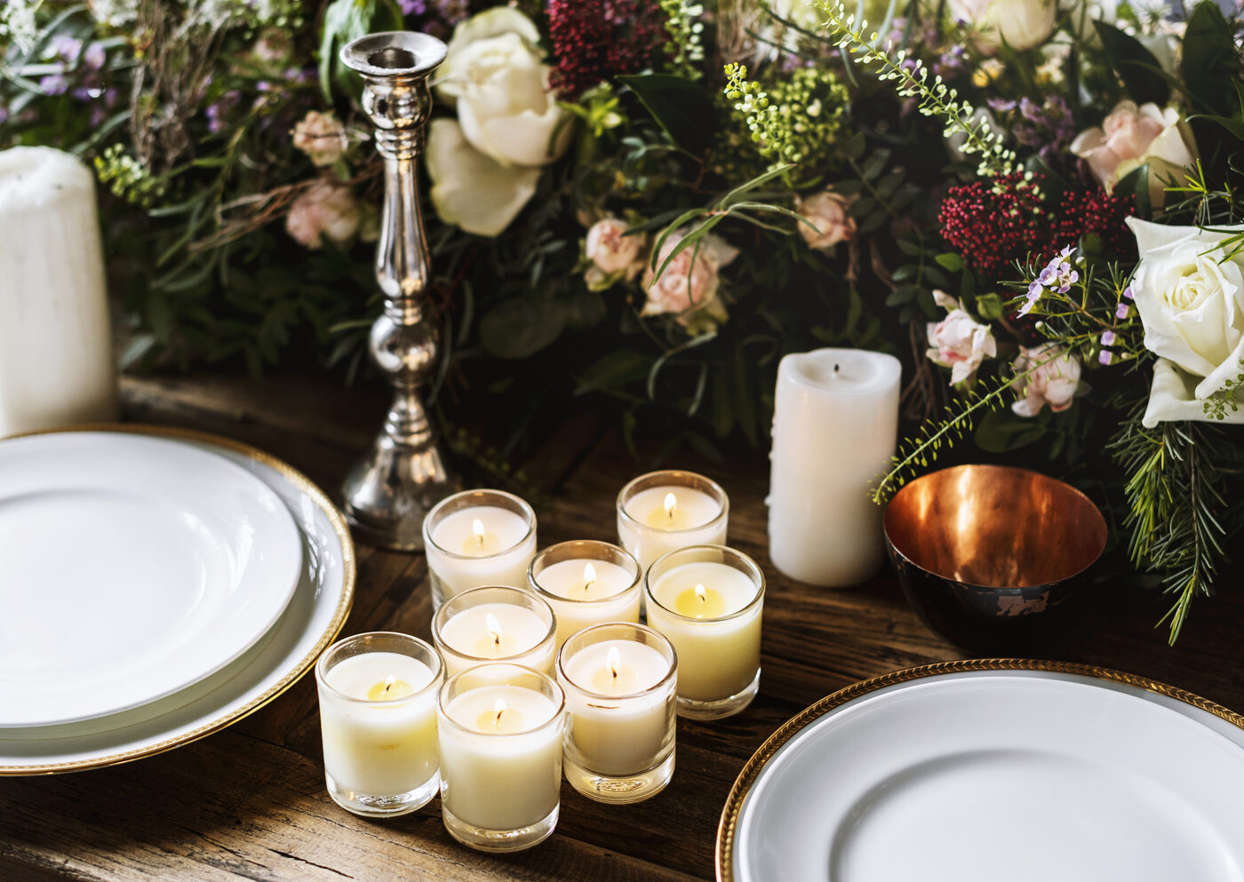 Elegant gedeckte Hochzeitstafel mit Kerzen und Gedecken