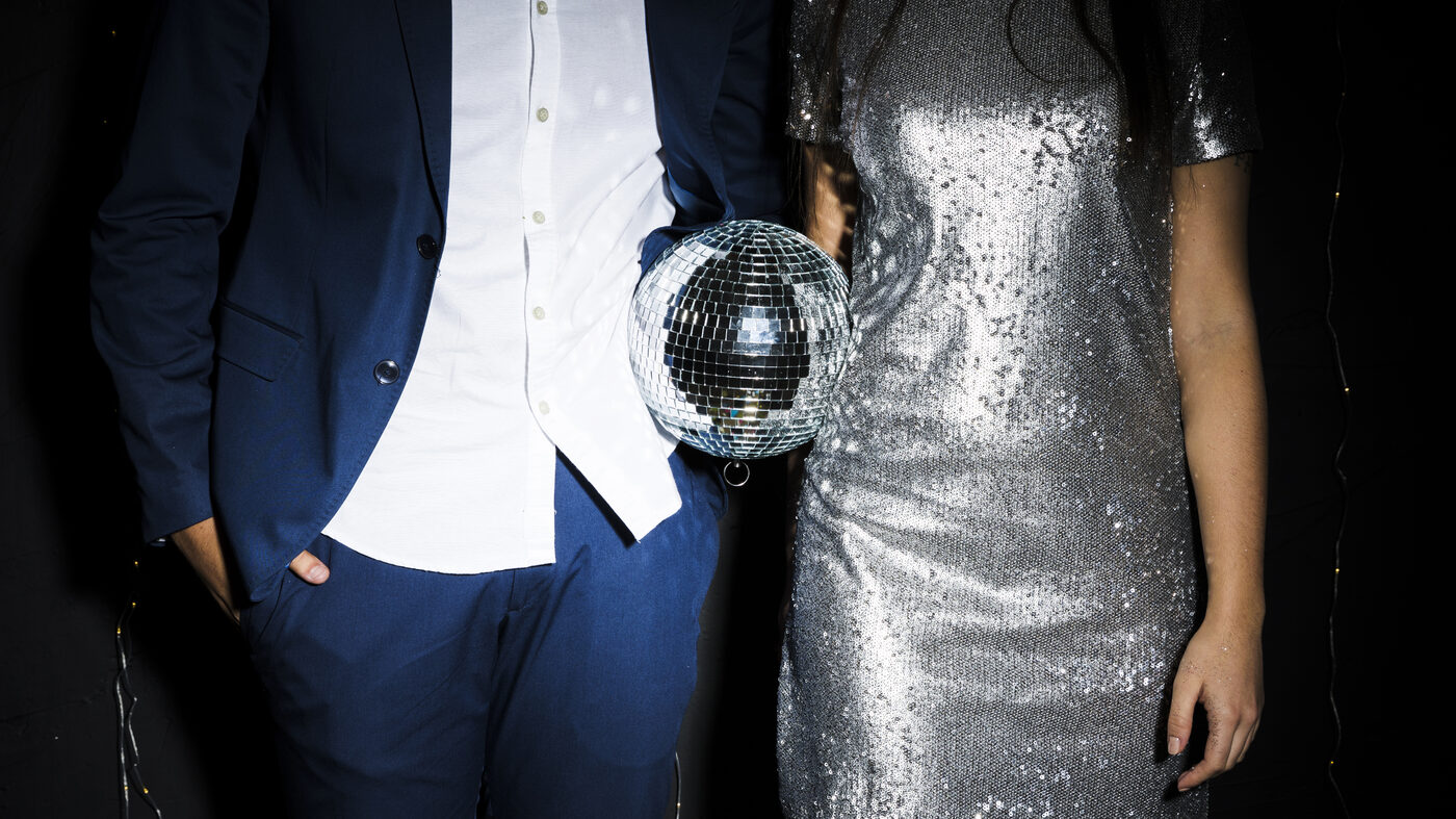Brautpaar feiert mit Discokugel und Champagner auf moderner Hochzeitsparty