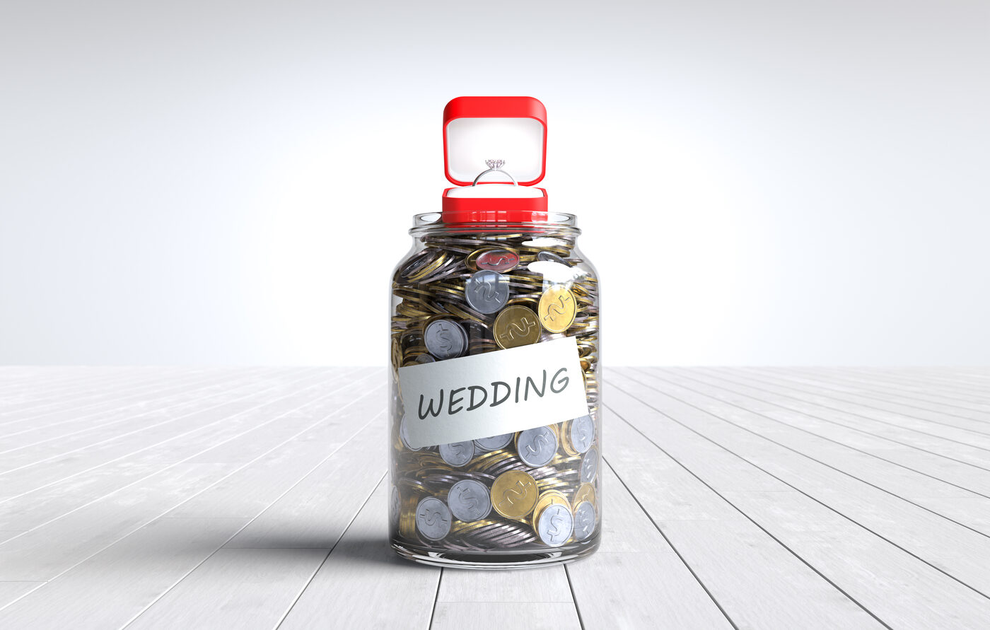 Sparglas mit Muenzen fuer die Kosten einer Hochzeit