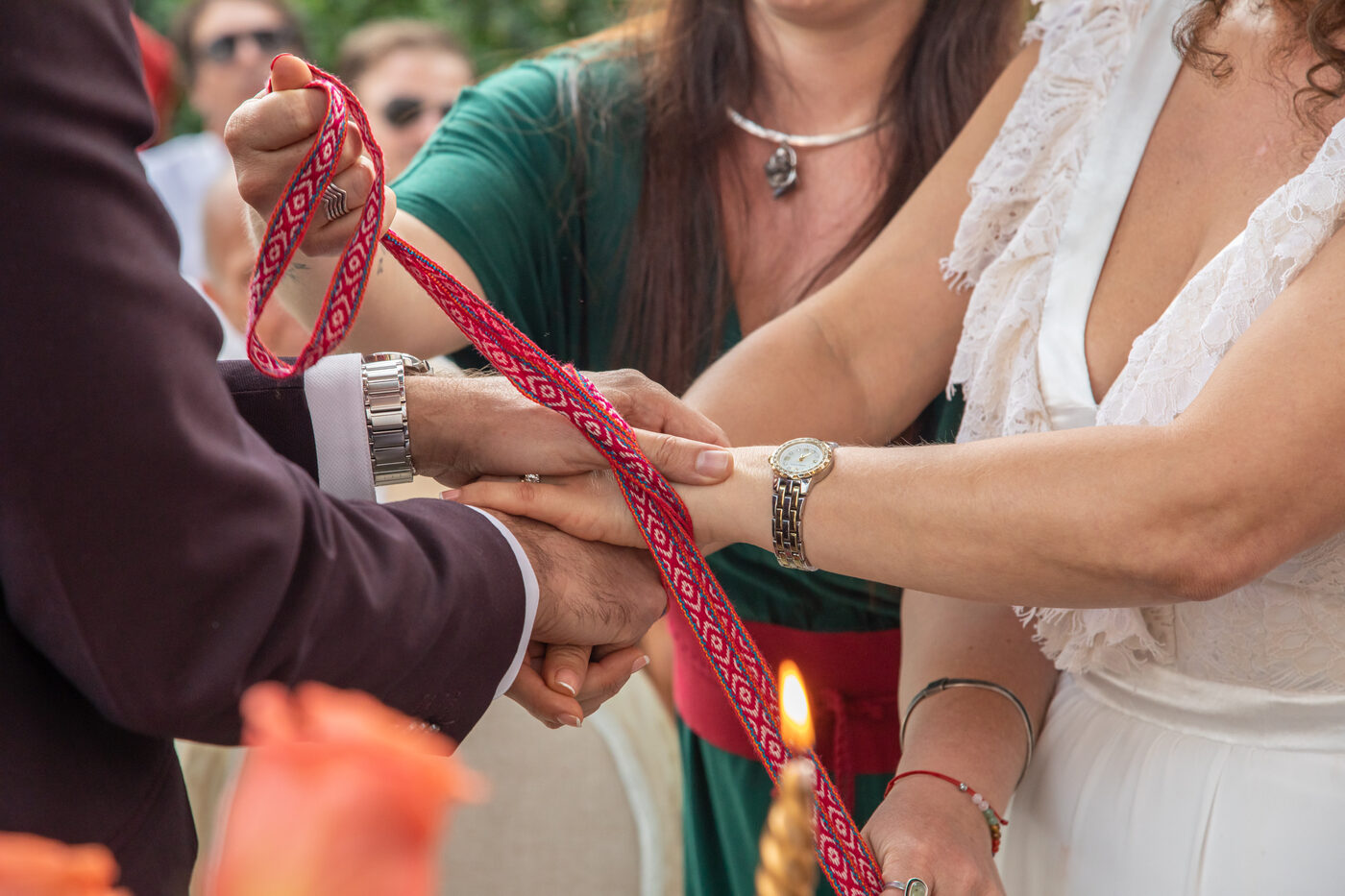 Handfasting: die Hände werden gebunden
