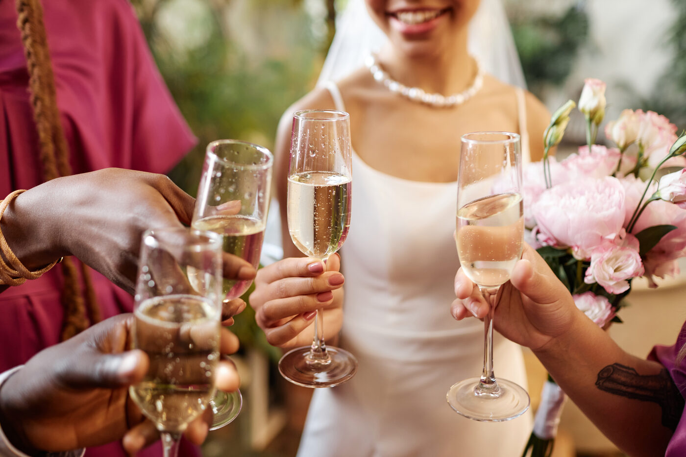 Liebevoll gedeckter Tisch mit warmem Licht bei einer Hochzeit