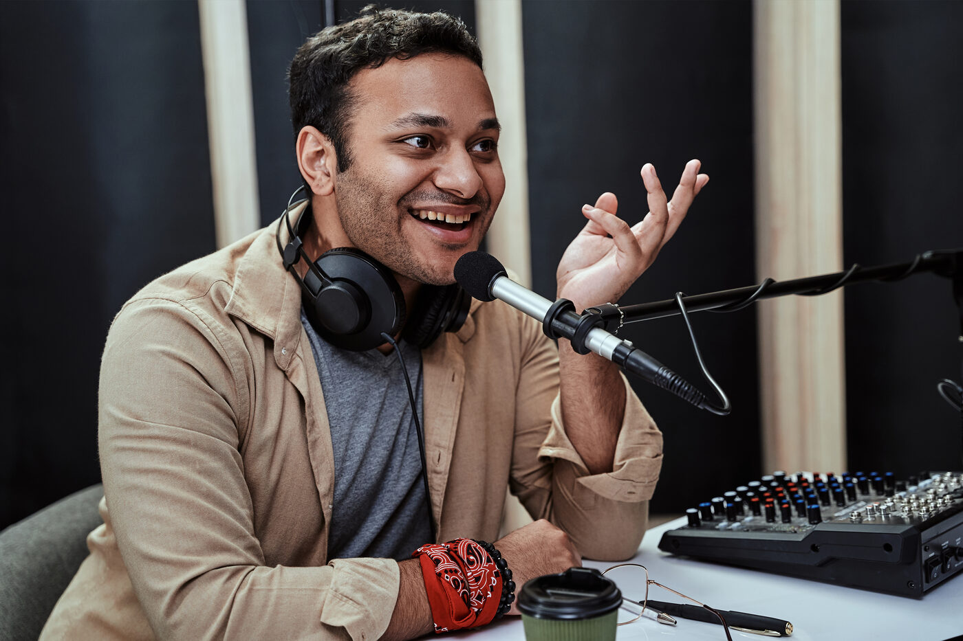 Radiomoderator mit Mikrofon im Studio
