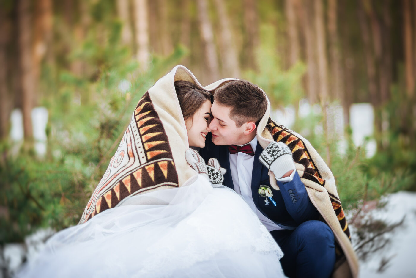 Glueckliches Brautpaar an einem winterlichen Hochzeitstag
