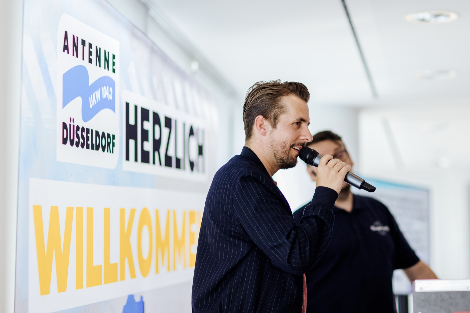 Arne Klüh am Mikrofon — zehn Jahre Antenne Düsseldorf