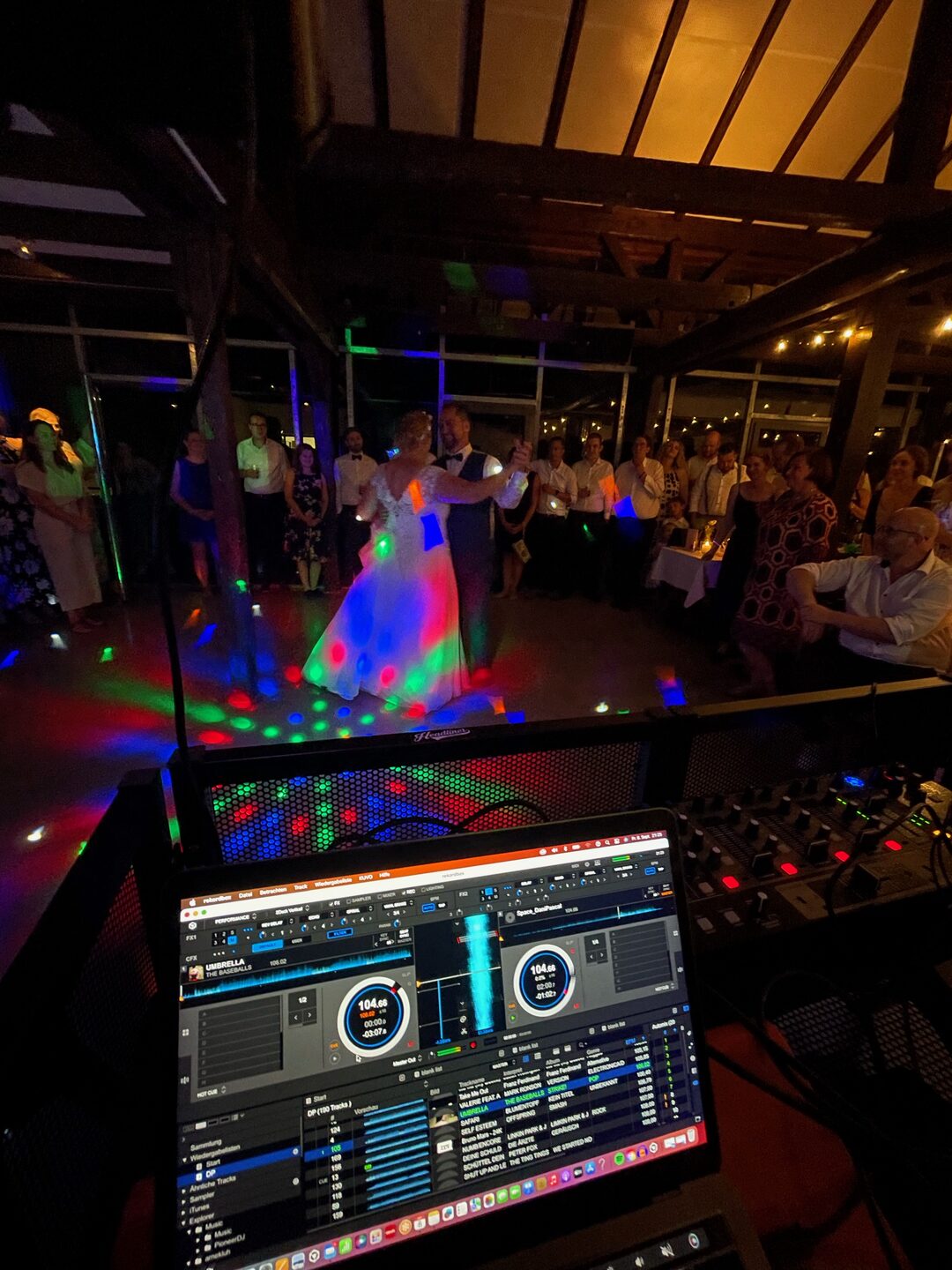Dani und Pascal bei ihrem Eröffnungstanz — Blick von Arnes DJ-Pult