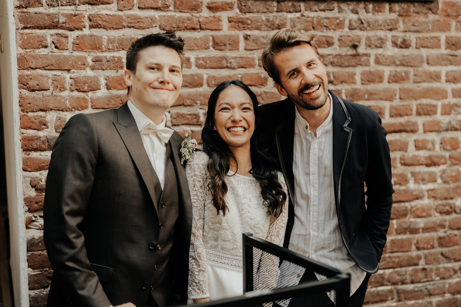 Lesa-Marie und Daniel mit Arne Klüh an ihrem Hochzeitstag in Düsseldorf