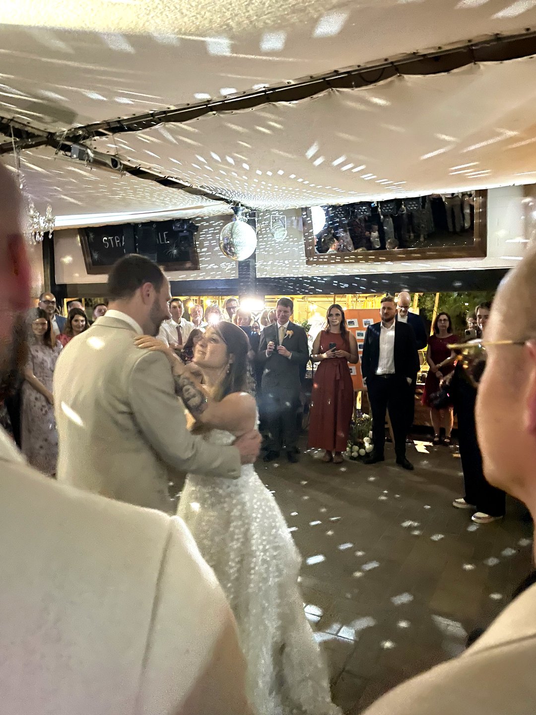 Rike und Stuart tanzen bei ihrer Hochzeitsfeier