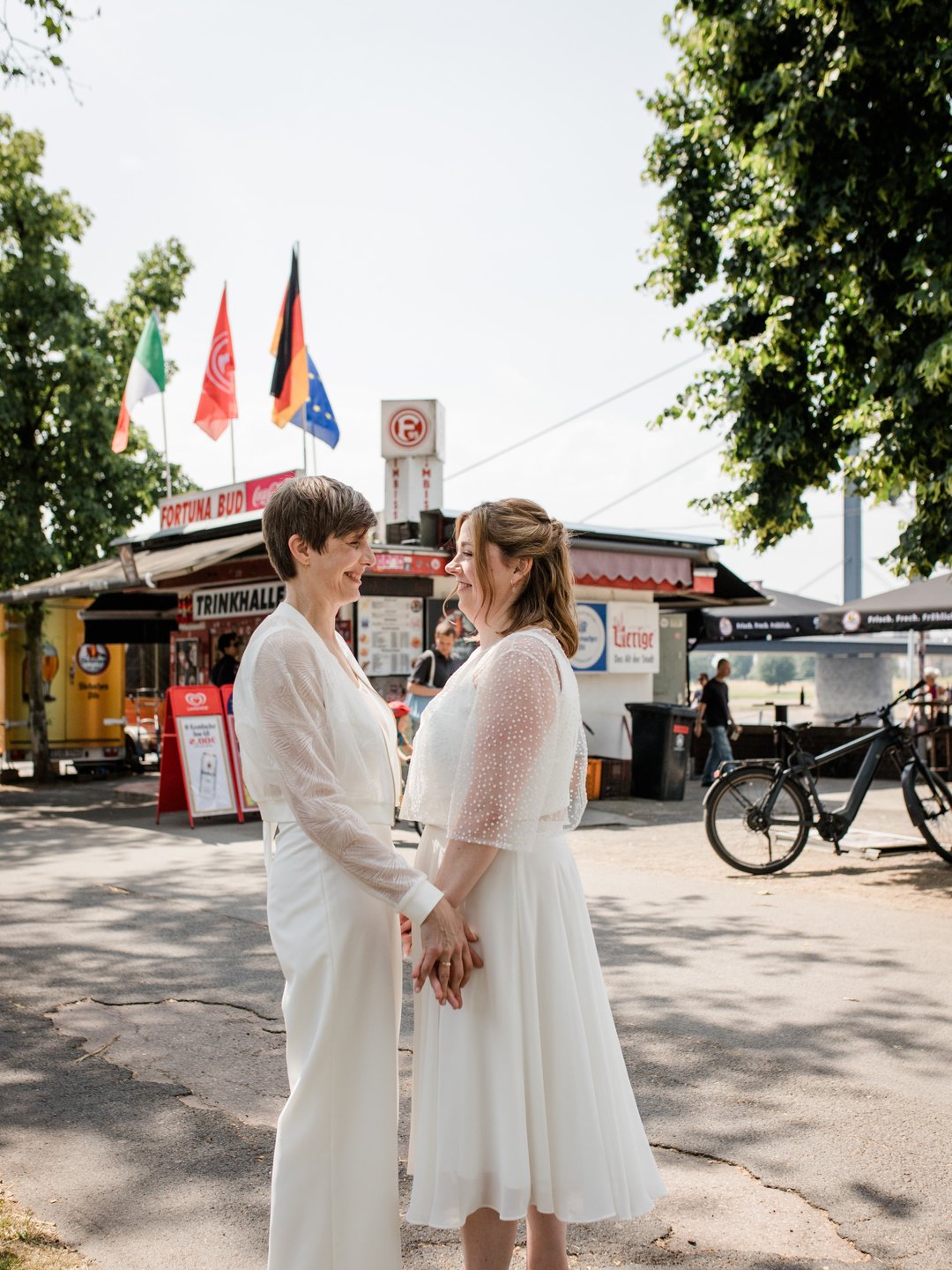 Die Bräute Sinja und Anna an ihrem Hochzeitstag in Düsseldorf